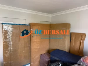 Bursa Ev Taşıma Firmaları ve Asansörlü Evden Eve Taşıma Firmaları içinde öne çıkan ÖZ Bursalı uygun fiyatlı hizmet sunar. Yaşadığınız evlerinizi değiştirmeniz gerektiğinde ihtiyaç duyduğunuz Evden Eve Taşıma hizmeti bu sektörde faaliyet gösteren firmalar tarafından sunulmaktadır. Eşyalarınızın sorunsuz olarak taşınması en önemli unsur olmakla birlikte uygun fiyatlı olması da gerekmektedir. Ülkemizin en büyük illerinden olan Bursa ve ilçelerinde hizmet veren Bursa Evden Eve Taşıma Firmaları arasındaki popülerliği ile tercih edilen ÖZ Bursalı Nakliyat taşınma işlemlerinizi deneyimli ekipleriyle gerçekleştirmektedir. Osmangazi, Yıldırım, Nilüfer, Mudanya, Kestel, Gürsu ilçeleri başta olmak üzere mahallelerinde yaşayanların taşınma hizmeti ihtiyaçları için tercih etmiş oldukları ÖZ Bursalı Nakliyat bu hizmete gereksinim duyanların yapmış olduğu Bursa Ev Taşıma Firmaları araştırmalarında ilk tercih edilen firma olmakla birlikte, eşyalarınıza gereken özeni gösteren deneyimli ekipleriyle daima memnuniyet odaklı hizmetler gerçekleştirmektedir. Eşyalarınızı özel ambalaj malzemeleri yardımıyla paketleyerek taşınma ve sevk sırasında zarar görmemesi için gereken önlemleri alan firmamıza dilediğiniz zaman ulaşabilirsiniz. Şehir İçi ve Şehirler Arası Evden Eve Taşıma hizmetinde uzmanlaşmış, edindiği tecrübe ve titiz işçiliği ile anılan personelleriyle Bursa Evden Eve Taşıma sektöründe popülerliğini her geçen gün arttırmaktadır. Yüksek binalarda bulunan konutlardaki eşyaların taşınmasında güven ve kolaylık sağlayan Asansörlü Evden Eve Taşıma hizmeti de sunan ÖZ Bursalı Evden Eve Nakliyat firmamız hizmete gerek duyanların öncelikli yaptıkları araştırma olan Evden Eve Taşıma Fiyatları hususunda bütçenize uygun ücretlendirmeleriyle size yardımcı olacaktır. Bursa'da ikamet ediyorsanız ve taşınma işlemlerinizi yapacak bir firma konusunda araştırma yapıyorsanız Bursa Evden Eve Taşıma Firmaları dendiğinde şehirde bir çok taşınma hizmetini sorunsuz olarak gerçekleştirmiş ve referansı en fazla olan işletme ünvanıyla anılan firmamıza iletişim bilgilerinden ulaşarak ilgili personelimizden merak etmiş olduğunuz tüm konularda bilgi alabilirsiniz.